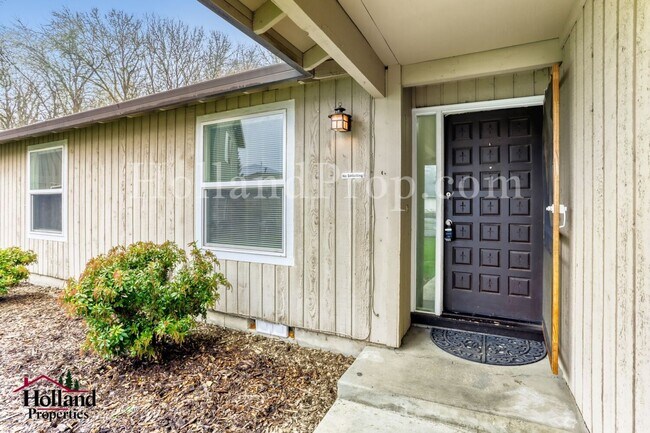 Building Photo - Beautiful Single-Level Hillsboro Home with Spacious Fenced Yard!