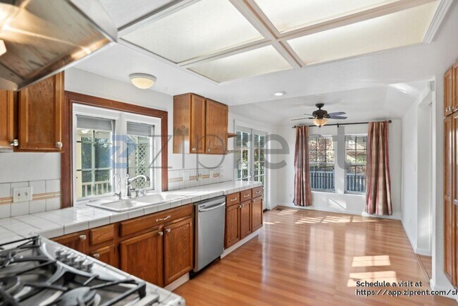 Building Photo - 920 Belmont Way