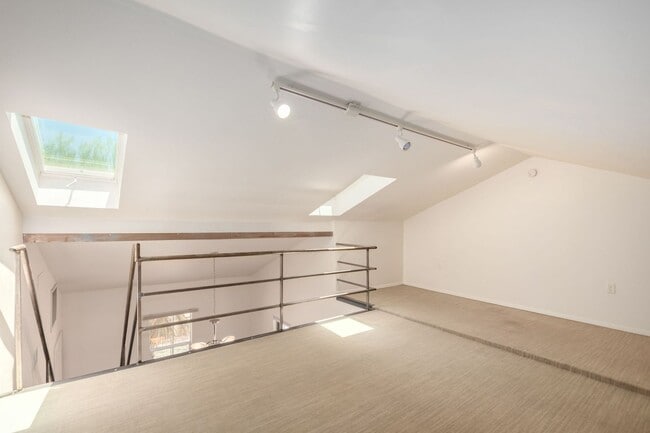 Building Photo - Gorgeous Loft near Roosevelt Row!