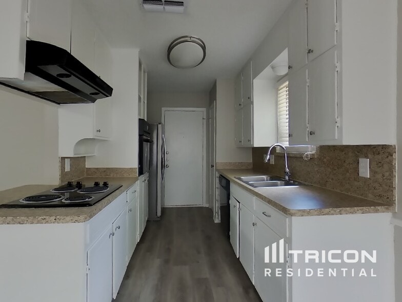 Building Photo - 6212 Douglas Dr