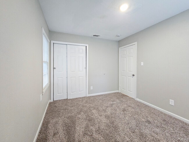Building Photo - 601 Brookfield Dr