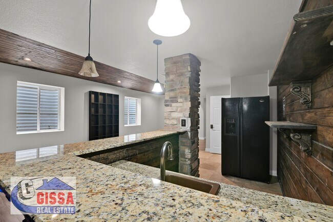 Building Photo - Beautiful home with 7 bedrooms, 5 1/2 bath...