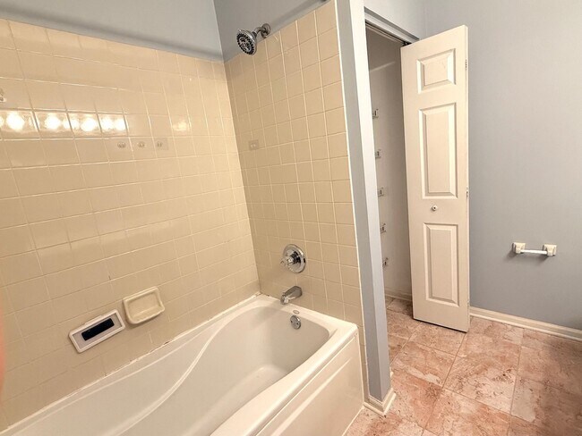 Building Photo - 2279 Reflections Dr