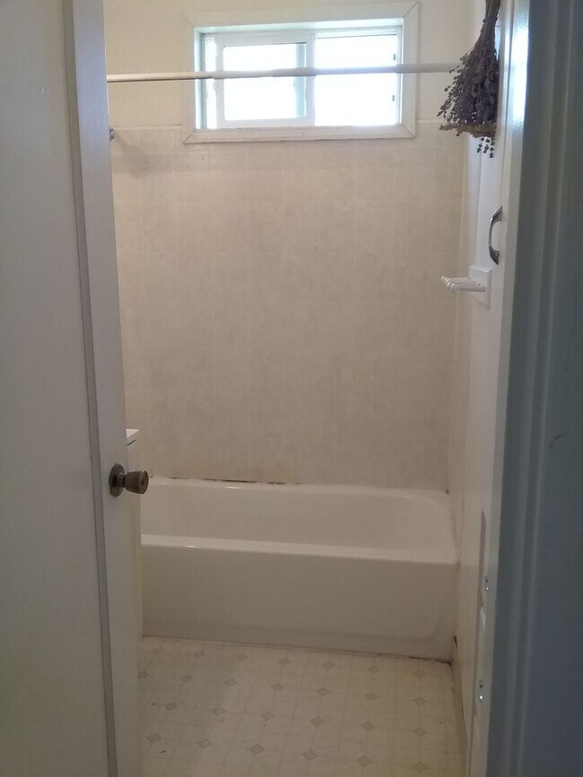Building Photo - **APPROVED APPLICATIONS**  2 bed 1 bath single family home