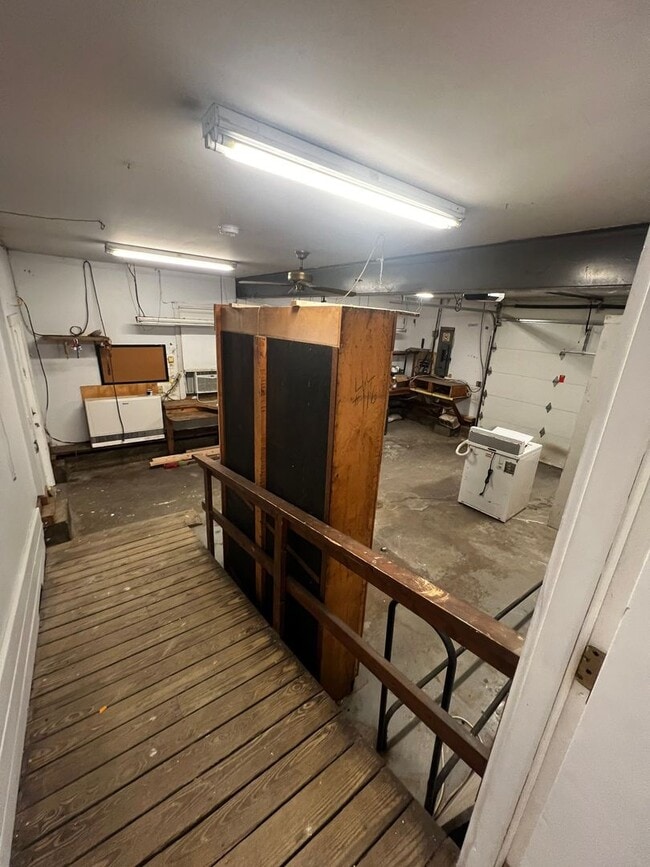 Building Photo - 4-Bedroom, 2-Bath Home with Modern Comforts in Tyngsboro, MA