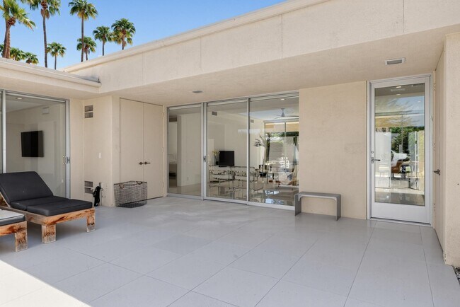 Building Photo - 340 Desert Lakes Dr