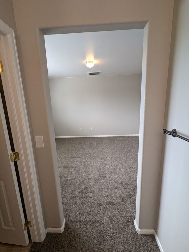 Building Photo - Gorgeous 2 Story 3 Bedroom 2.5 Baths in Da...