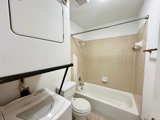 Building Photo - 1/1 Apartment Walking Distance to UT