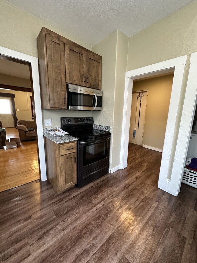 Building Photo - FREE OF SECURITY DEPOSITS 3 bed 1 bath clo...