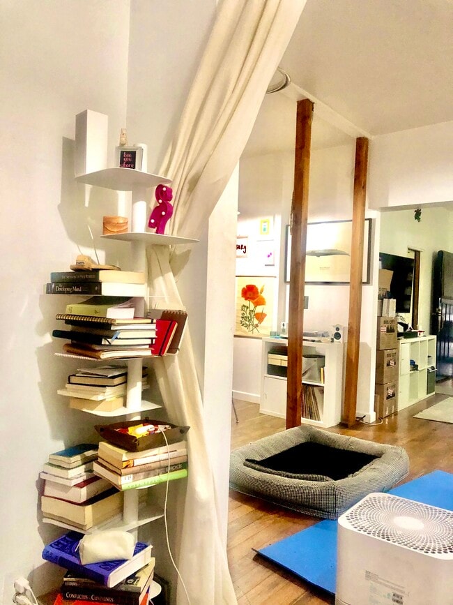 living and dining area from guest bedroom - 804 Venice Blvd