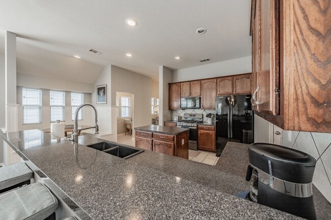 Building Photo - The Best in Texas: 3Bed/2Bath w/Spacious Ensuite