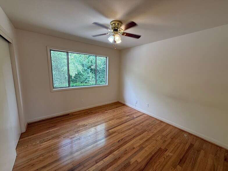 Building Photo - 425 S Church St