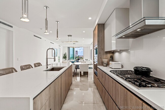 Building Photo - 485 E Royal Palm Rd