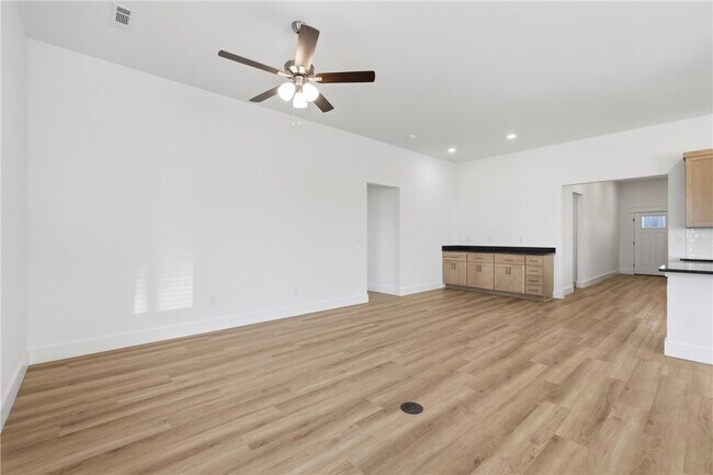 Building Photo - 5071 Vista Ave