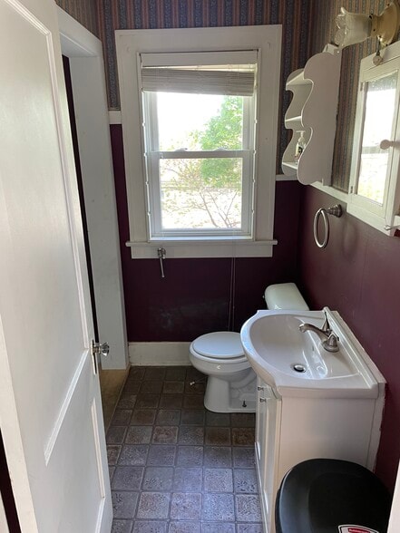 Main Floor Bathroom - 42 Grosvenor St