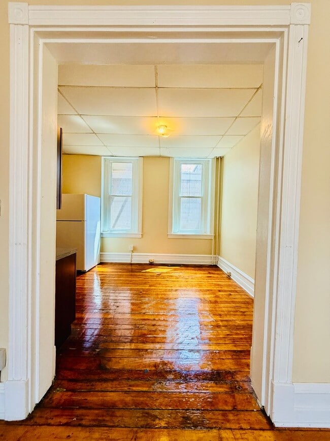 Building Photo - 560 Manor St
