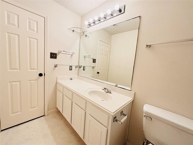 Building Photo - 1803 Stoneleigh Ct