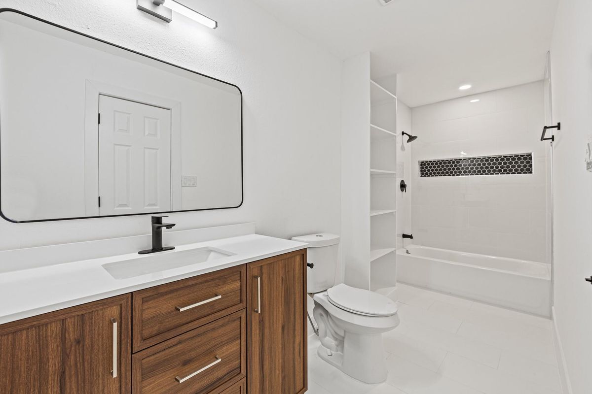 Building Photo - 6000 Cool Springs Dr