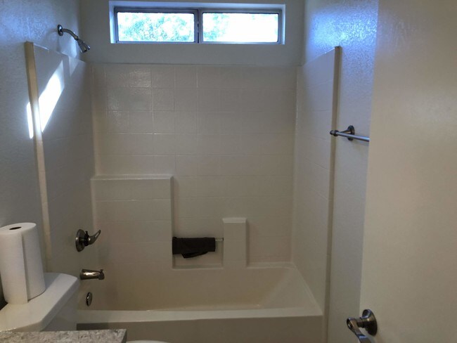 Building Photo - 1553 E Oakland St