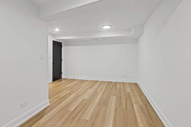 Building Photo - Renovated 3 bed in Logan Square - Now Leasing! (Garden Unit)