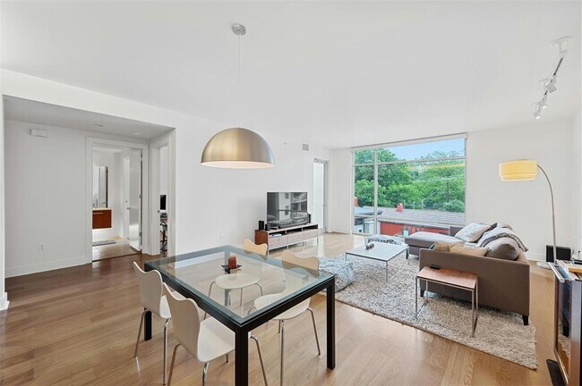 Building Photo - 210 Lee Barton Dr