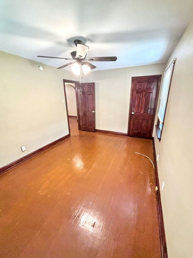 Building Photo - Adorable 2-Bedroom Home with Great Space /...