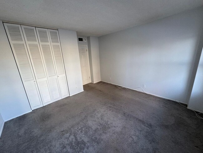 Building Photo - 2 Bed 2 Bath Condo Just Steps From The Oce...