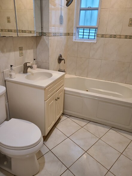 Building Photo - 1033 E 217th St