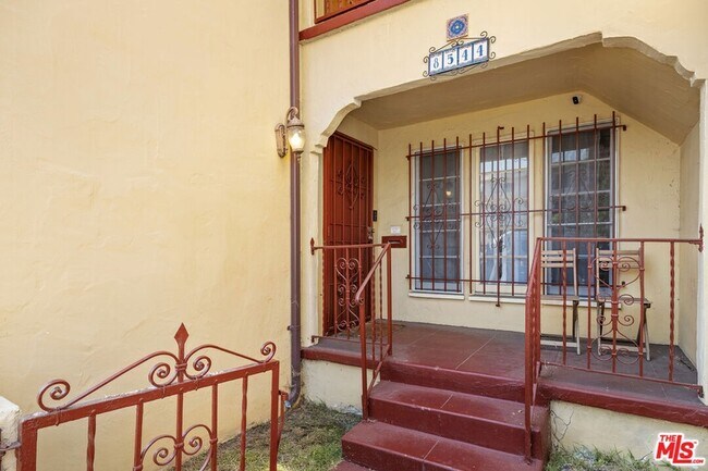 Building Photo - 8544 Saturn St