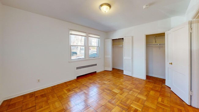 Building Photo - Quiet Glover Park One Bedroom W/Plenty of ...