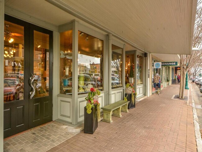 Building Photo - 607 E 15th St