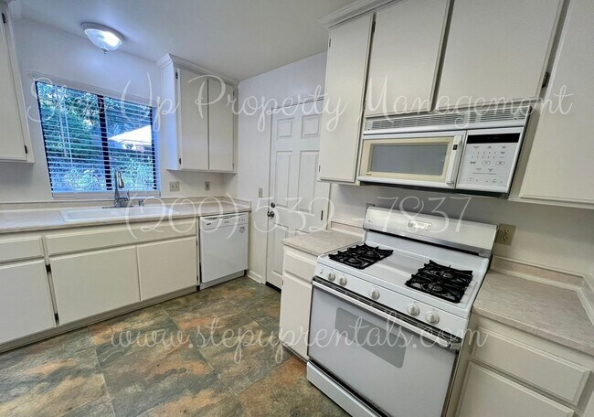 Building Photo - 494 Snell St
