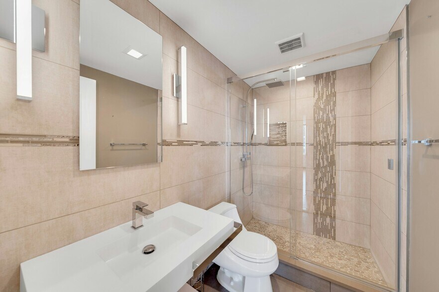 Building Photo - 300 Winston Dr