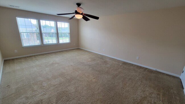 Building Photo - 4 Bed, 3.5 Townhome in Five Forks is Avail...