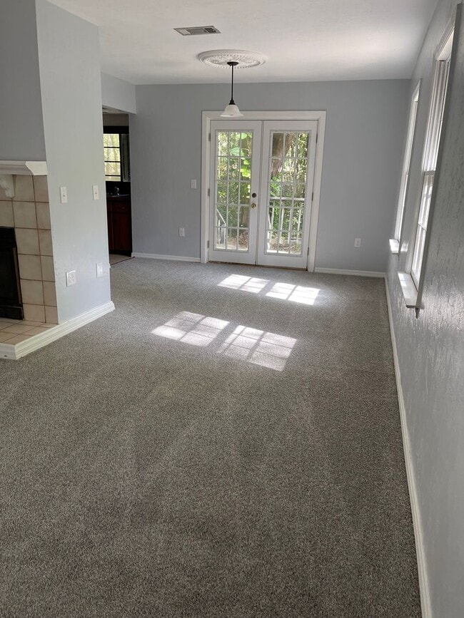 Building Photo - Spacious 2/2 with 2 Car Garage and W/D Hoo...