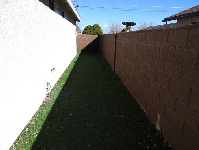 Building Photo - Beautiful 3+2 Corner Lot home near the Golf Course!