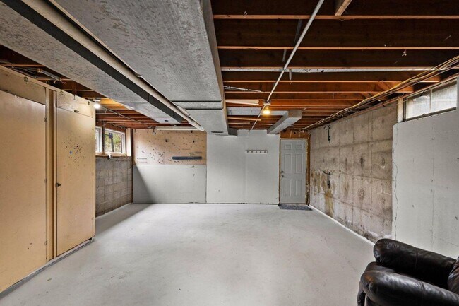 Building Photo - Mid-Century Home