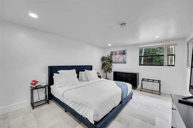 Building Photo - 400 NE 26th Dr