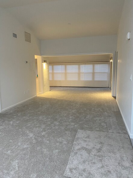 Building Photo - 1401 NE 14th Ct