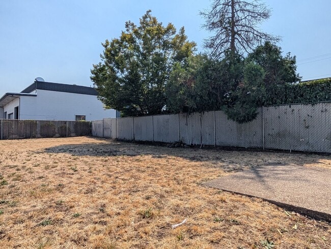 Building Photo - Great 2 bed/1.5 bath townhome in Springfield