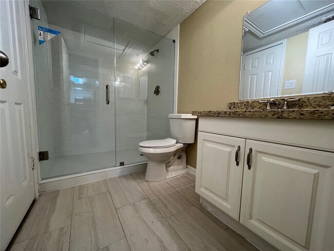 Building Photo - Spacious Ground Floor Unit in Quiet Locati...