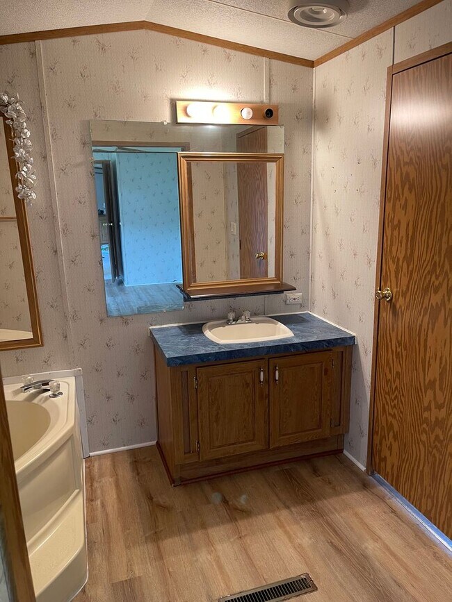 Building Photo - 3 bedroom home Fayetville PA!