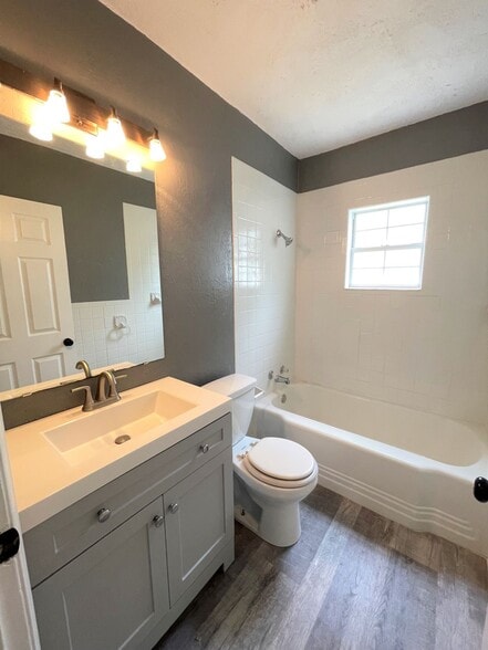 Building Photo - 1108 NW Maple Ave