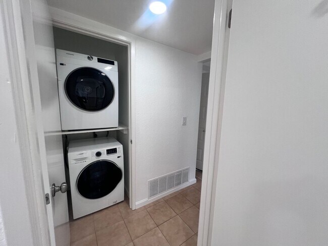 Building Photo - STUNNING 1BD/1BA TOWNHOUSE IN FREMONT CA!!!!