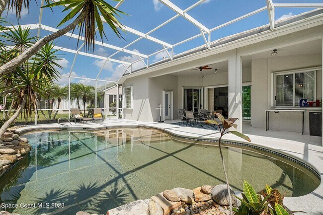Building Photo - 3 Bed 2 bath 2 car garage pool home