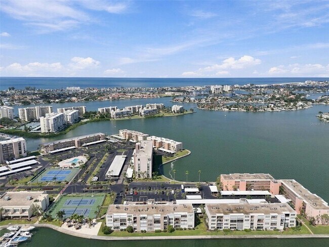 Building Photo - 7625 Sun Island Dr S