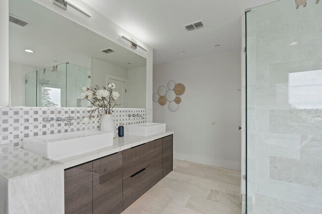Building Photo - Stunning 4/3 in the Oakland Hills