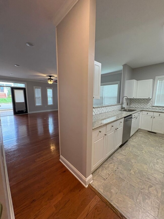 Building Photo - 3 Bedroom 2 Bath home  a few minutes from ...