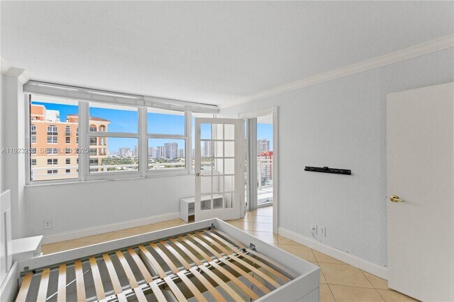 Building Photo - 2030 S Ocean Dr