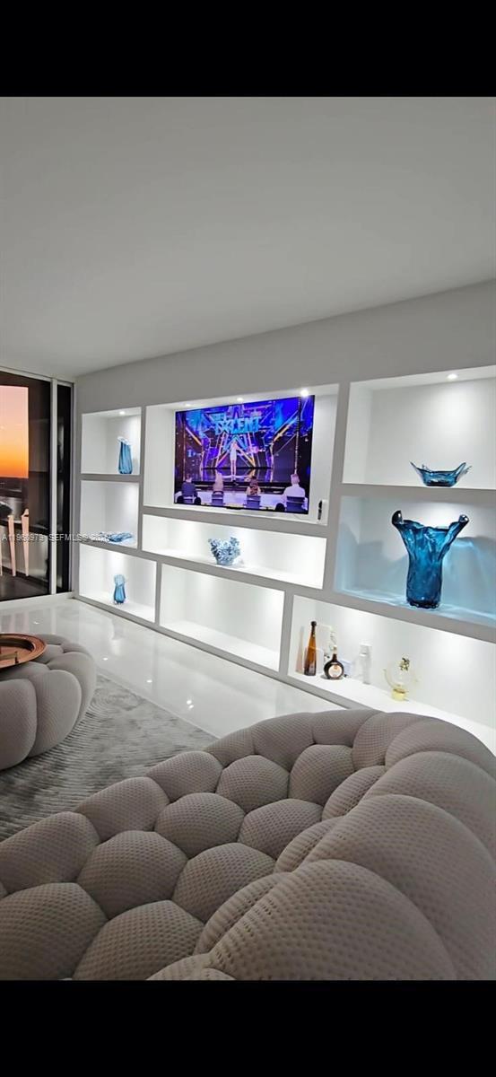 Building Photo - 1000 W Island Blvd